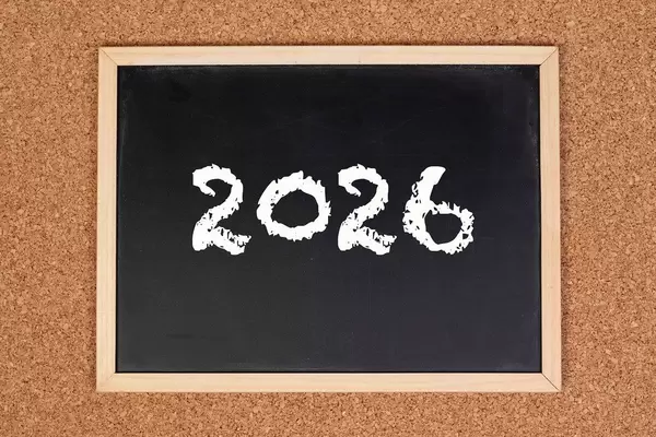 2026 auf einer schwarzen, gerahmten Tafel geschrieben