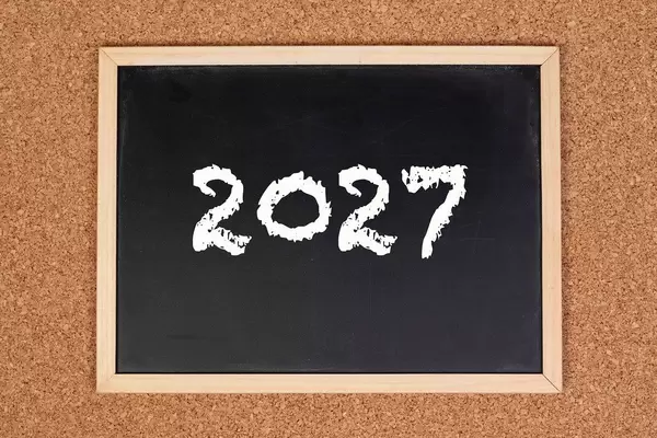 2027 auf einer schwarzen, gerahmten Tafel geschrieben