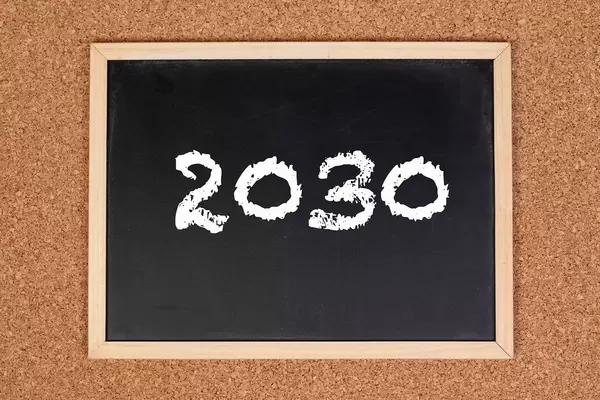 2030 auf einer schwarzen gerahmten Tafel geschrieben