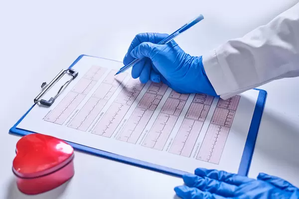 21. A doctor examines electrocardiogram of patient