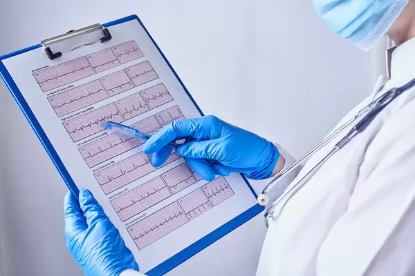 24. Doctor explains cardiogram data, consultation