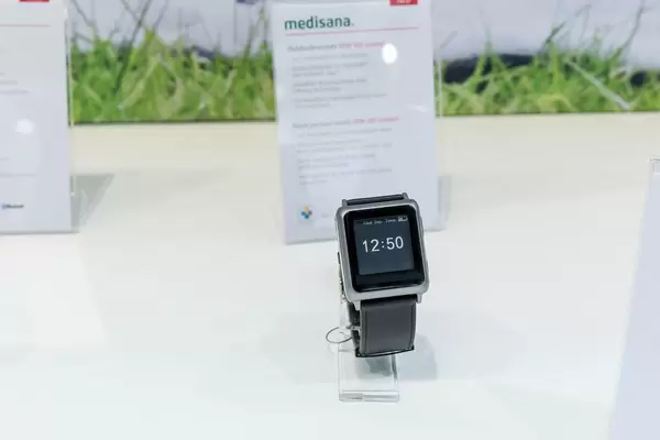 2in1 Smartwatch von Medisana: Blutdruckmessuhr BPW 100 Connect mit E-Ink Display