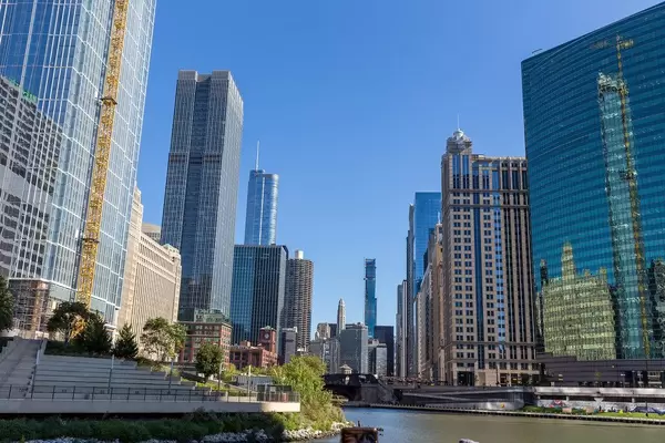 333 Wacker Drive (auf dem Foto rechts) und andere Wolkenkratzer in Downtown Chicago. Aufnahme von einer Bootfahrt für Touristen auf dem Chicago River