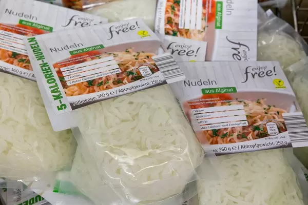 5-Kalorien-Nudeln von Enjoy Free! aus Alginat, vegan und glutenfrei, mit hohem Calciumgehalt und viel Eisen