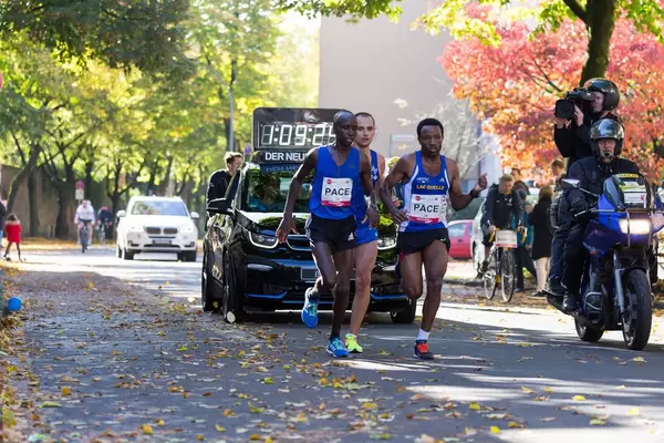 60 Minuten nach dem Start: Yasa Kaan, Pfeiffer Hendrik und Seboka Mitku beim Köln Marathon 2017