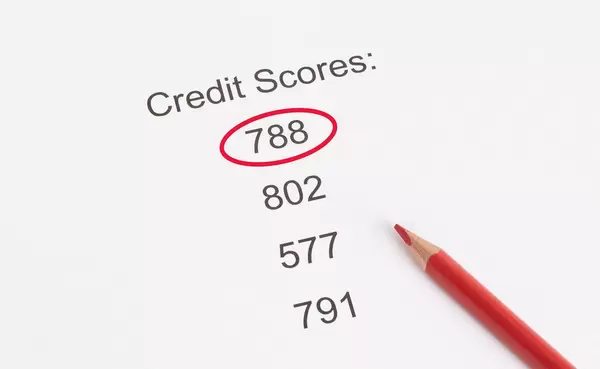 788 Punkte als Kreditscore-Ergebnis mit rotem Holzstift umkreist