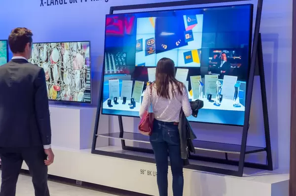 8K Fernseher von Vestel unterschiedlicher Formen und Größen