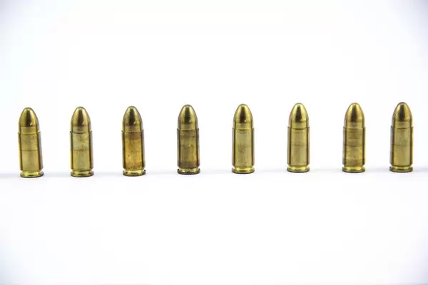 9 mm Patronen  - Munition aufgestellt in einer Reihe auf weißem Hintergrund