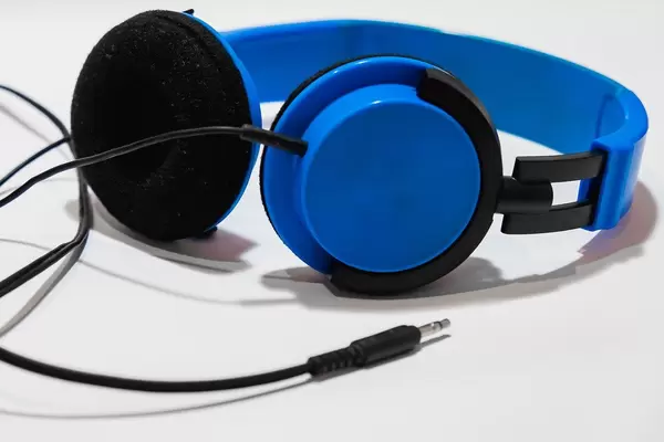 A blue headphones on white surface (Flip 2019)