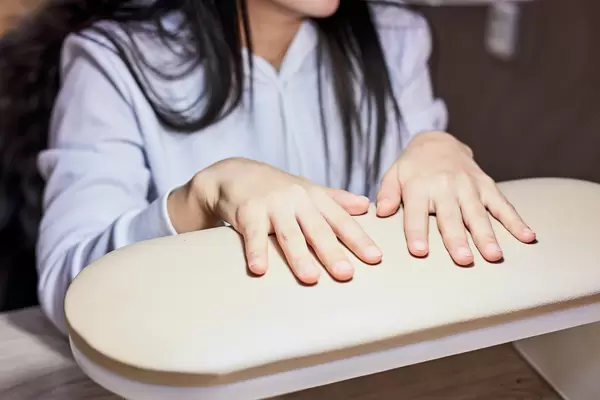 A bride came to a manicure salon before the wedding ceremony