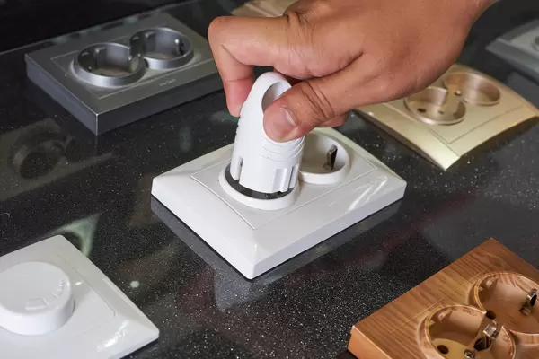 A client checking and buying a plug in the electric store