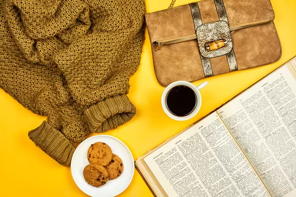 A cold November weekend with a book, sweet cookies, and a cup of warming coffee