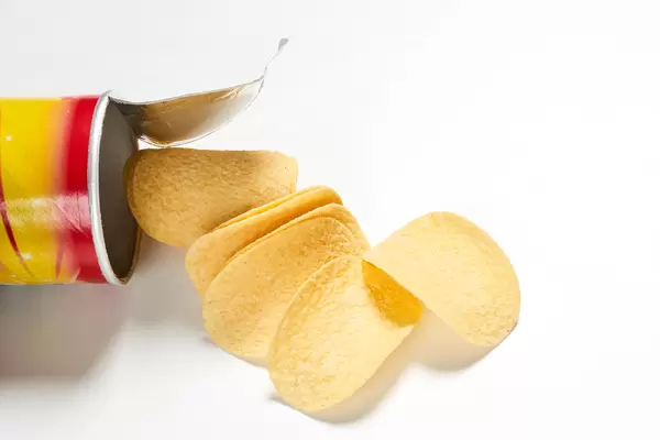 A cylindric tube of crunchy chips