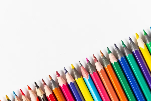A diagonal row of colored pencils on white paper (Flip 2019)