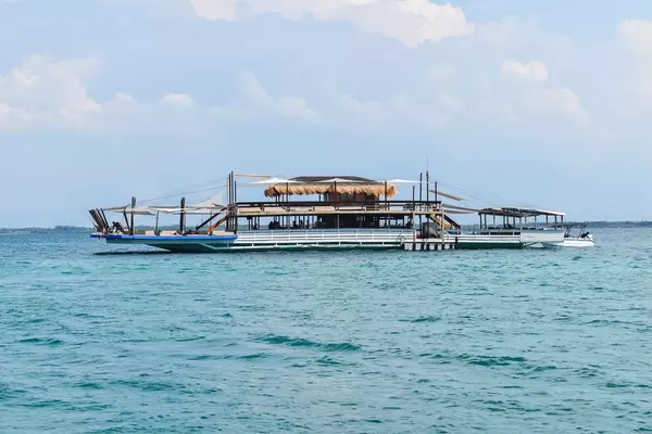 A floating restaaurant at Lakawon Beach