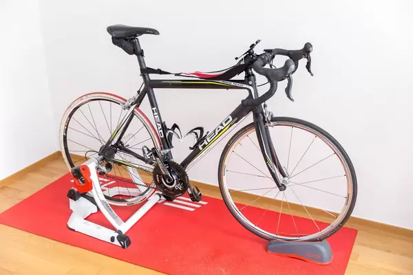 A Head racingbicyle on a elite rolltrainer