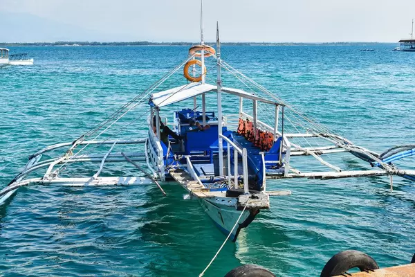 A local pumpboat docked at Lakawon Beach