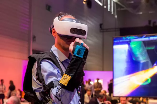 A man plays Exodus Burned with an complete VR equipment at Digital X in Cologne