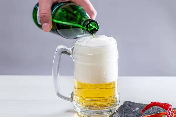 A man pours a bottle of beer in a beer glass (Flip 2019)