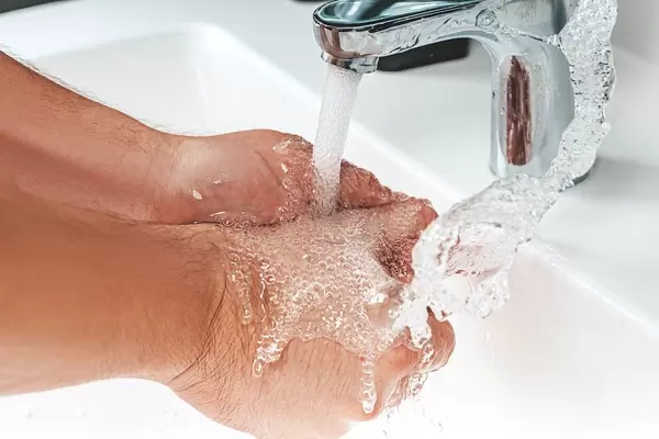 A man washes his hands under the tap in the bathroom (Flip 2019)