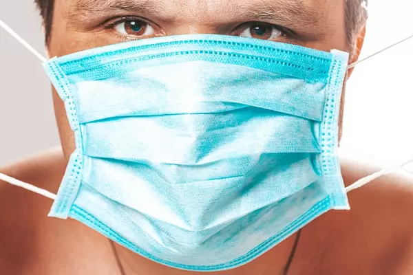 A man with a medical mask on his face close up (Flip 2019)