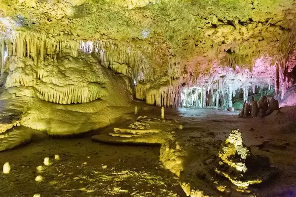 A must-see in Mallorca: stalactites and stalagmites in the Cuevas del Hams cave system