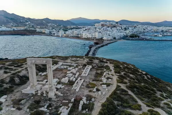A paved footpath on a dam connects the small island of Palátia and the Portara to the mainland of Naxos
