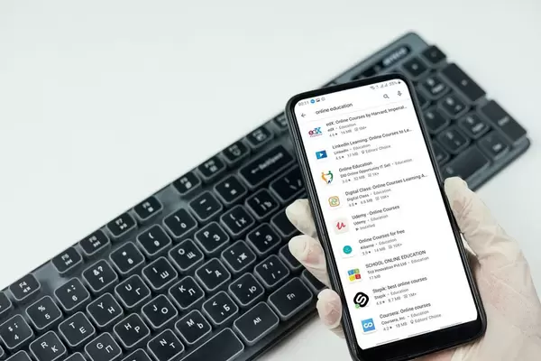 A person searching for online education app