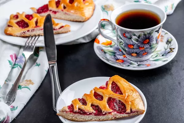 A piece of raspberry pie and a Cup of hot tea (Flip 2019)