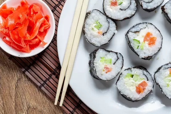 A plate of Maki rolls, chopsticks and ginger (Flip 2019)