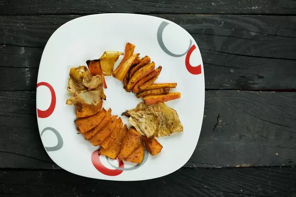 A plate of oven-baked organic vegetable chips