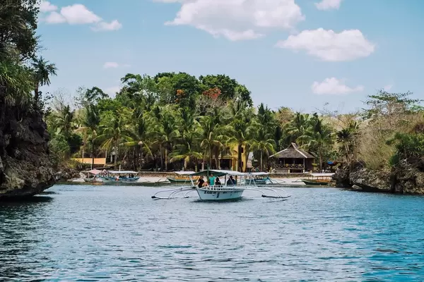 A pumpboat touring around the island (Flip 2019)