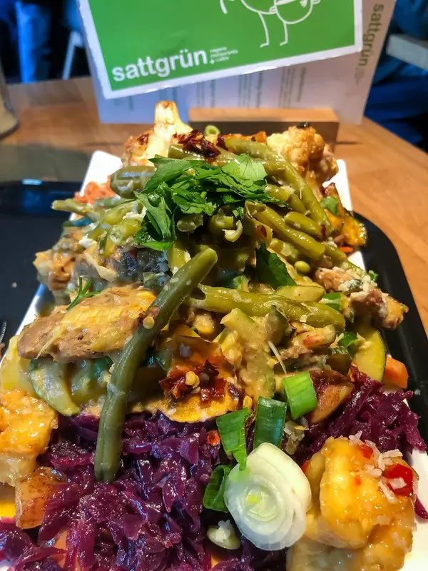 A rich vegetable mix from the vegan buffet at Sattgrün in Cologne
