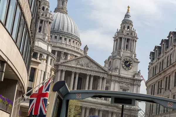 A view of St Paul's Cathedral from a sightseeing bus