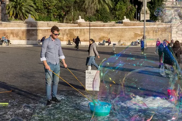A young artist prepares his bubbles at the piazza del popolo in Rome