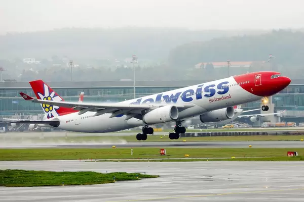 A330 Flugzeug der Fluggesellschaft Edelweiss Switzerland Airlines A330 startet vom Flughafen Zürich