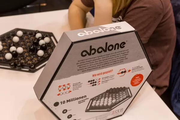Abalone Brettspiel mit Verpackung und Anleitung auf der SPIEL 19 Messe in Aachen