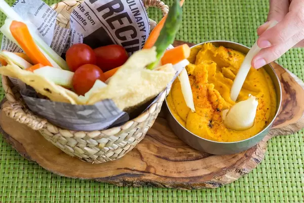 Abbaco, Pollença: baked carrot hummus, veggie crudité, yucca chips, carasatu bread and pappadum