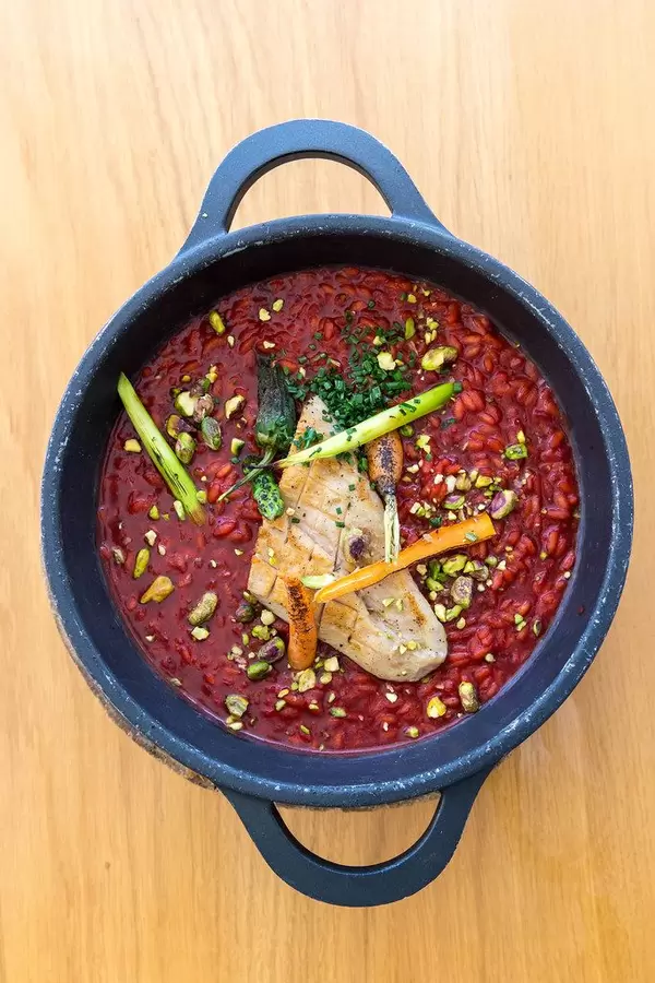 Abbaco, Port de Pollença. Milder Reis, rote Bete, gegrilltes Gemüse, Hühnerbrust und Pistazien