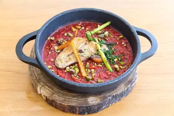 Abbaco Restaurant auf Mallorca: Hähnchenbrust, Reis, rote Bete und Gemüse in einem kleinen Topf