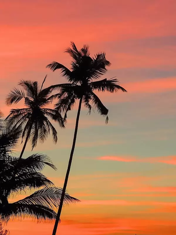 Abenddämmerung am Urlaubdsstrand mit rötlichen Wolken