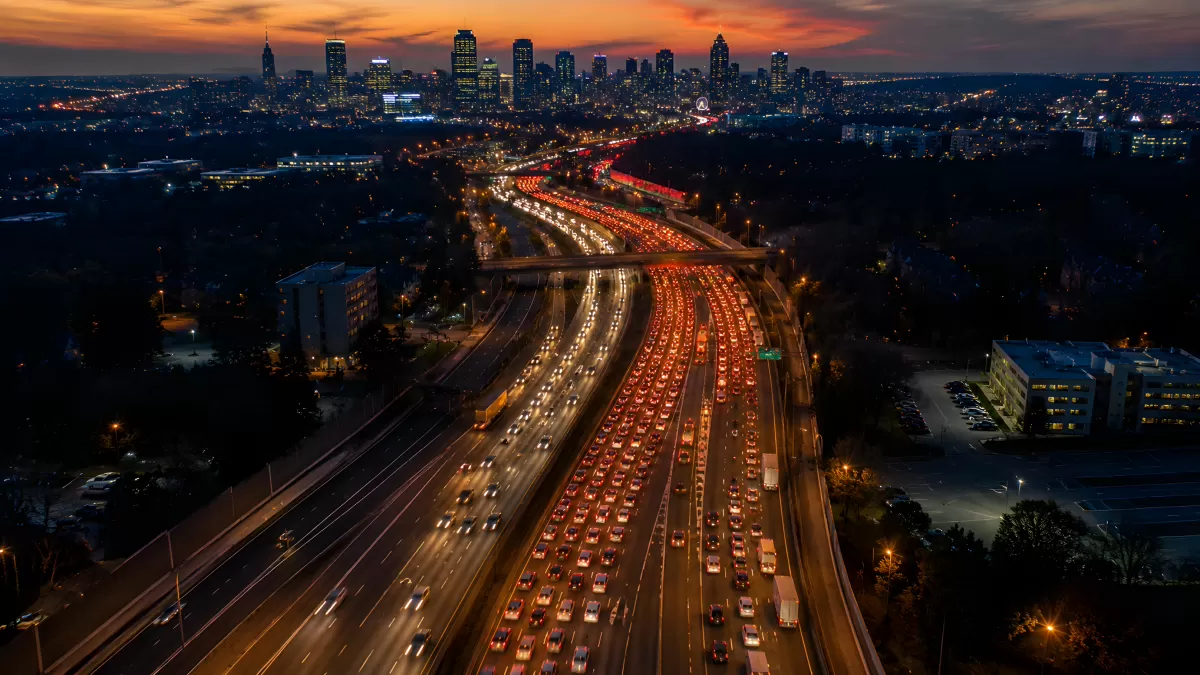 Abendlicher Stau auf mehrstöckiger Stadtautobahn bei Sonnenuntergang