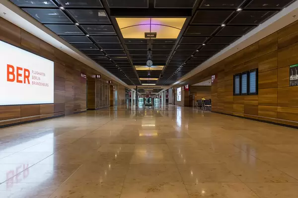 Abflugterminal am Berlin-Brandenburg-Flughafen, mit neun Jahren Verspätung am 31.10.20 eröffnet