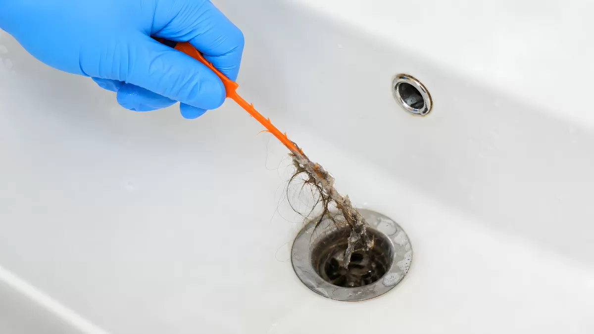 Abfluss reinigen – Haare mit Spirale entfernen