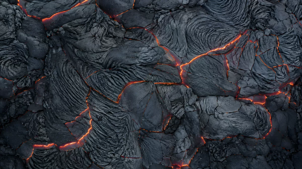 Abkühlende Lava mit glühenden Rissen von oben