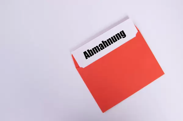 Abmahnung text with an red envelope
