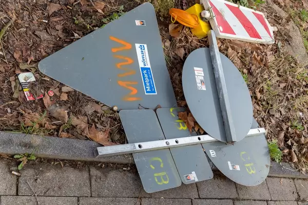 Abmontierte, auf dem Boden liegende Verkehrszeichen