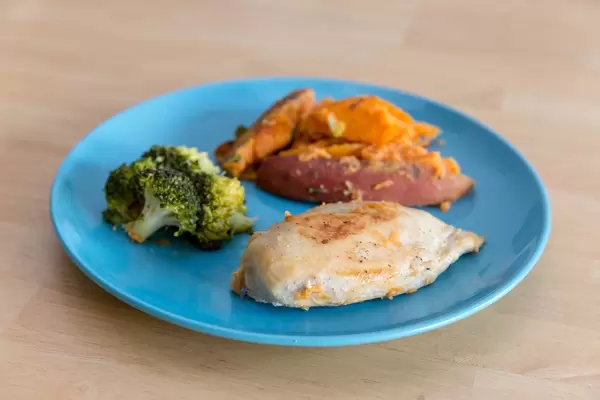 Abnehm-Mahlzeit - Meal Prep- Hühnerbrust mit Broccoli und Süßkartoffeln