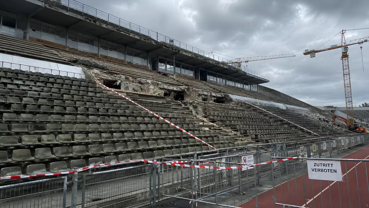 Abriss eines alten Stadions mit Bauabsperrung