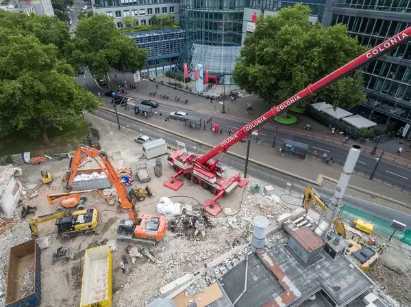 Abrissarbeiten mit Kran und Bagger vor Sparkasse Köln am Rudolfplatz in Köln